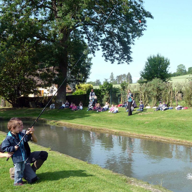 Pêche à la truite : en étang ou en bassins pour les enfants - Pisciculture  de Villette